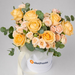 Композиция из кремовых роз в коробке «Сливки»